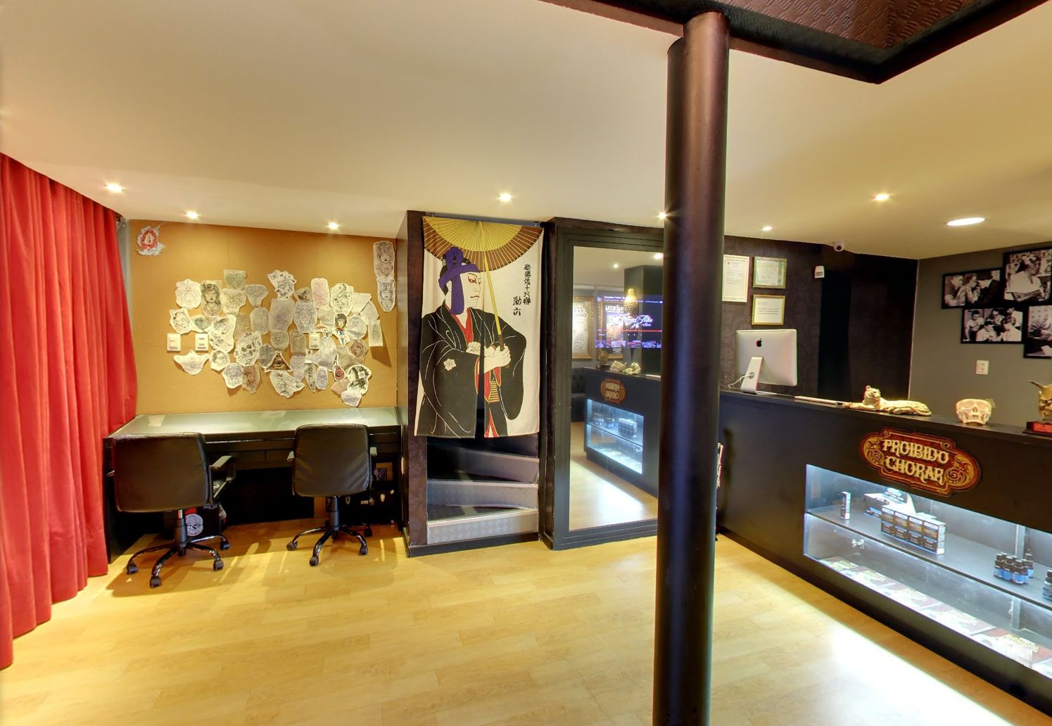 04-1-mesa-de-desenho-decoracao-estudio-de-tatuagem-organica-design